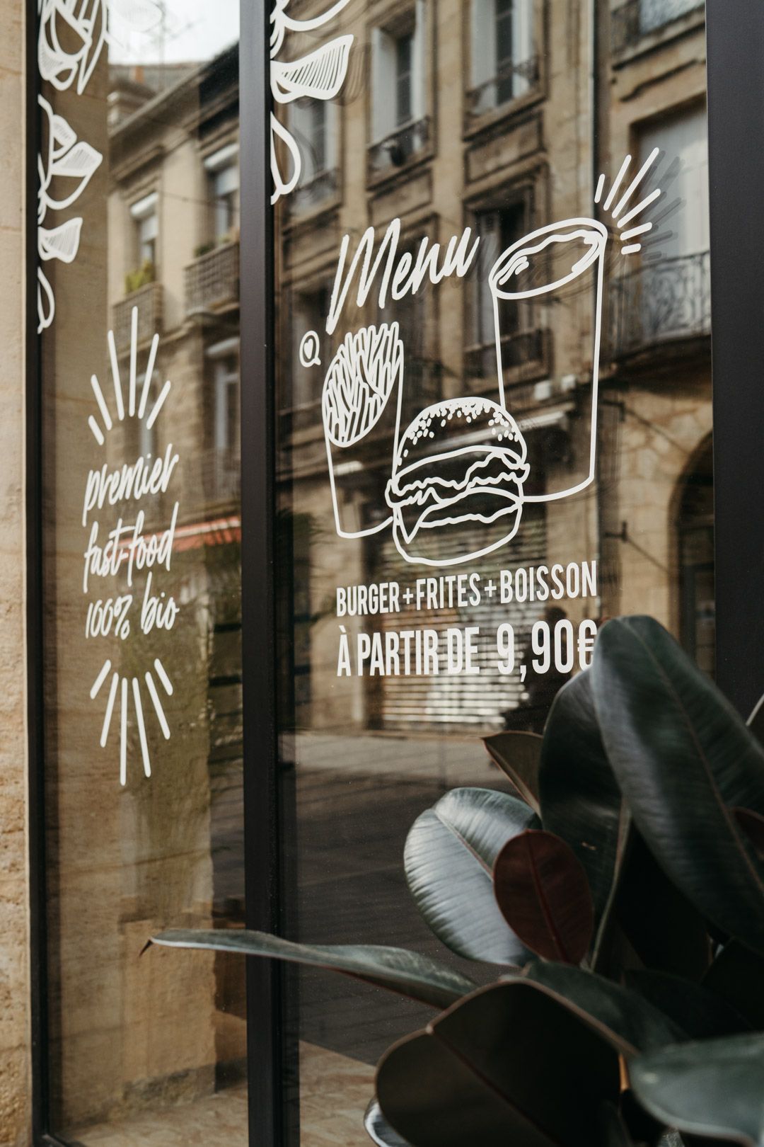 Menu affichant des options de burger, frites et boisson à partir de 9,90€, 100% bio.