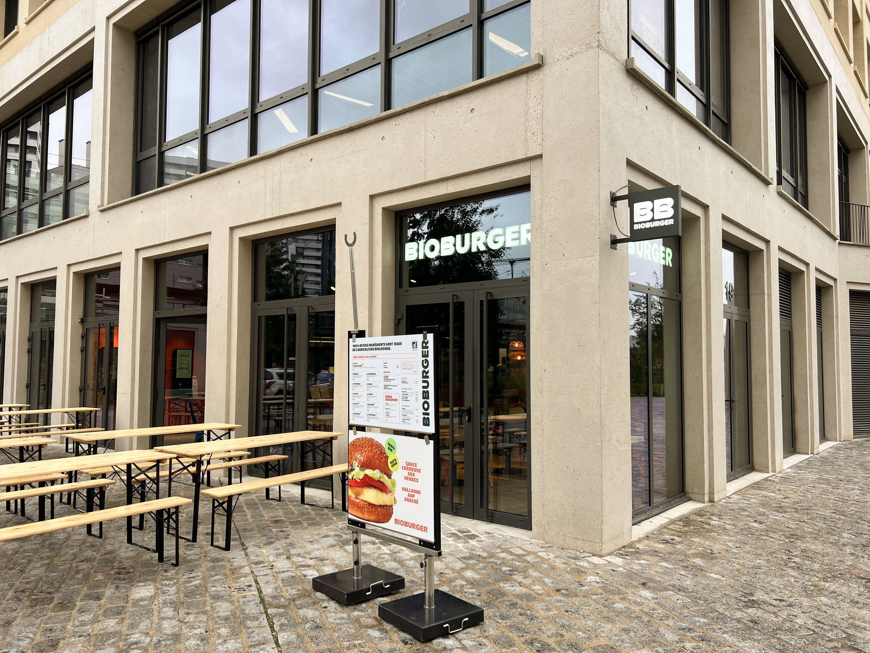 Restaurant Bioburger Rosa Parks, façades modernes, menus affichés, tables à l'extérieur, options bio et végétariennes.