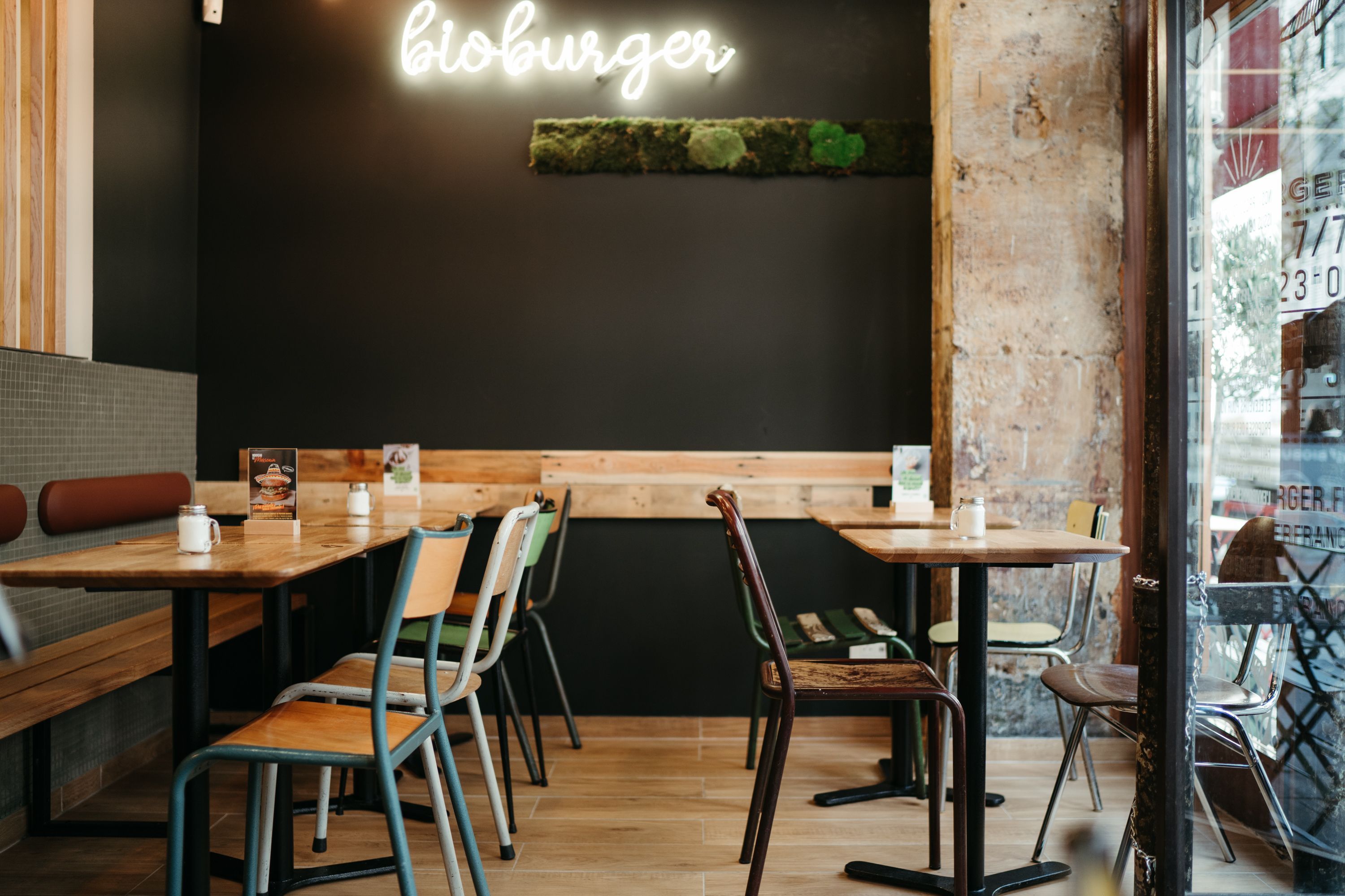 Ambiance du restaurant Bioburger Le Marais avec tables et chaises, décoration verte.