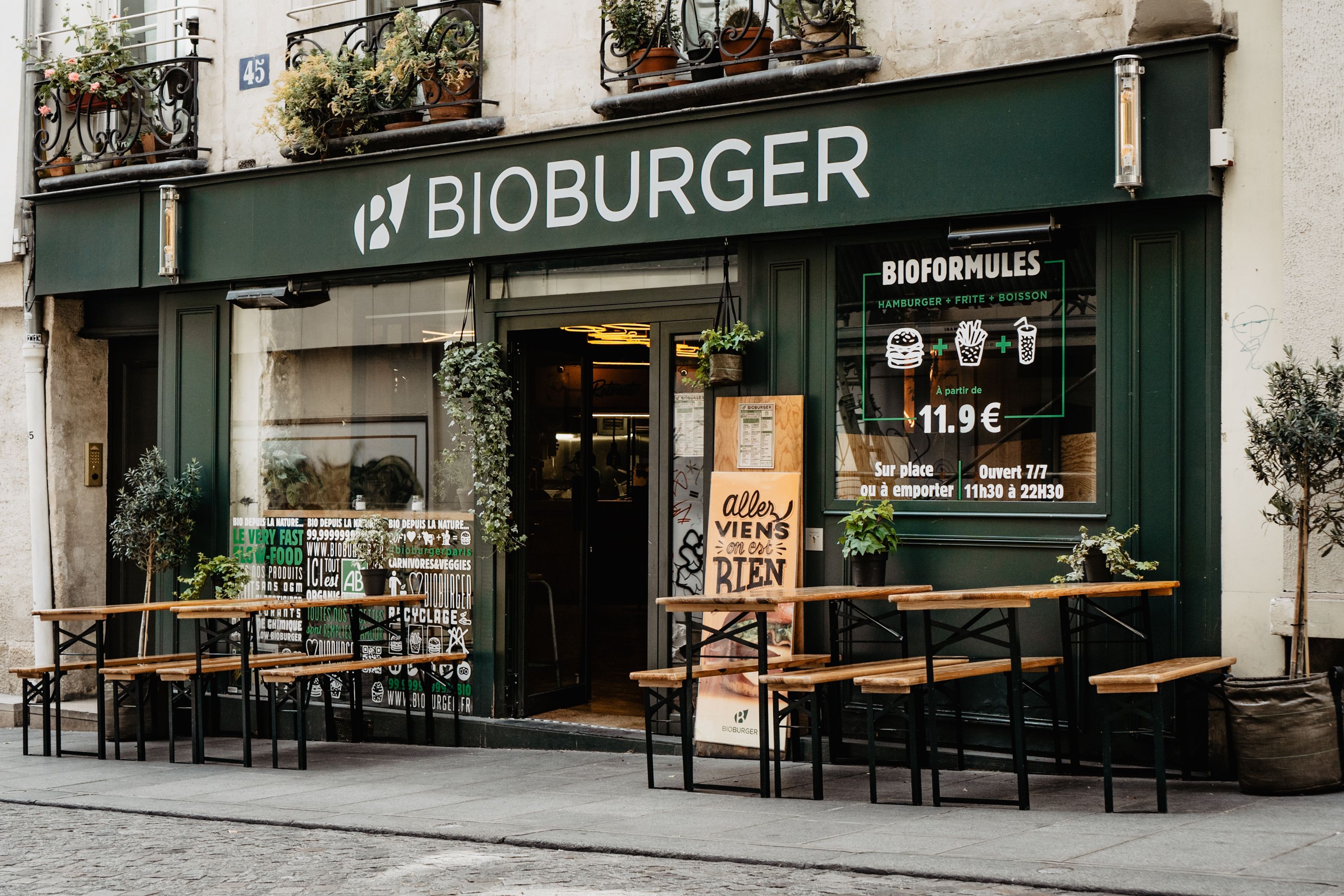 Façade du restaurant Bioburger Montorgueil, offrant des burgers bio, végétariens et vegans.