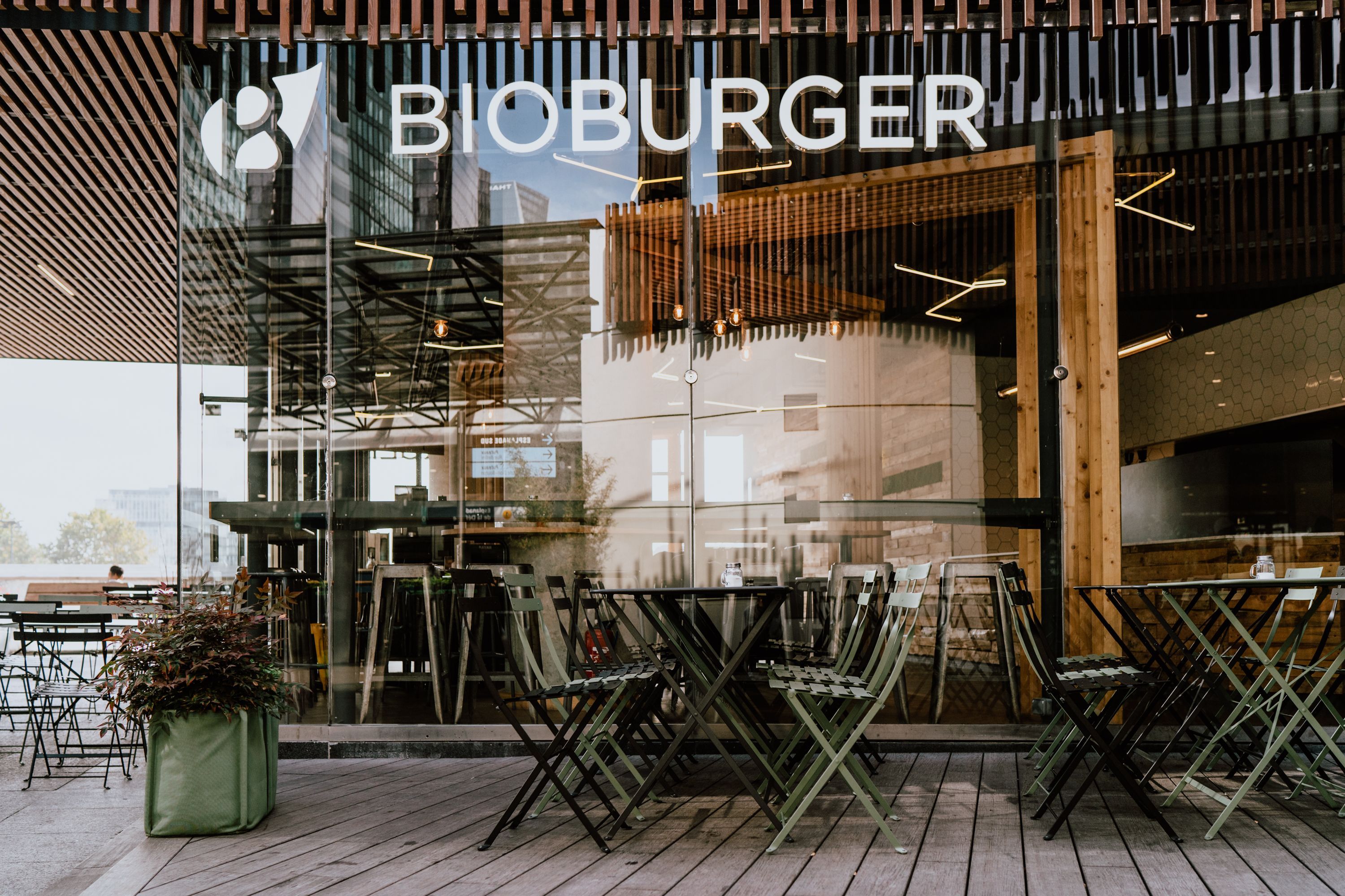 Terrasse du restaurant Bioburger Oxygen avec des tables et chaises, ambiance accueillante et moderne.