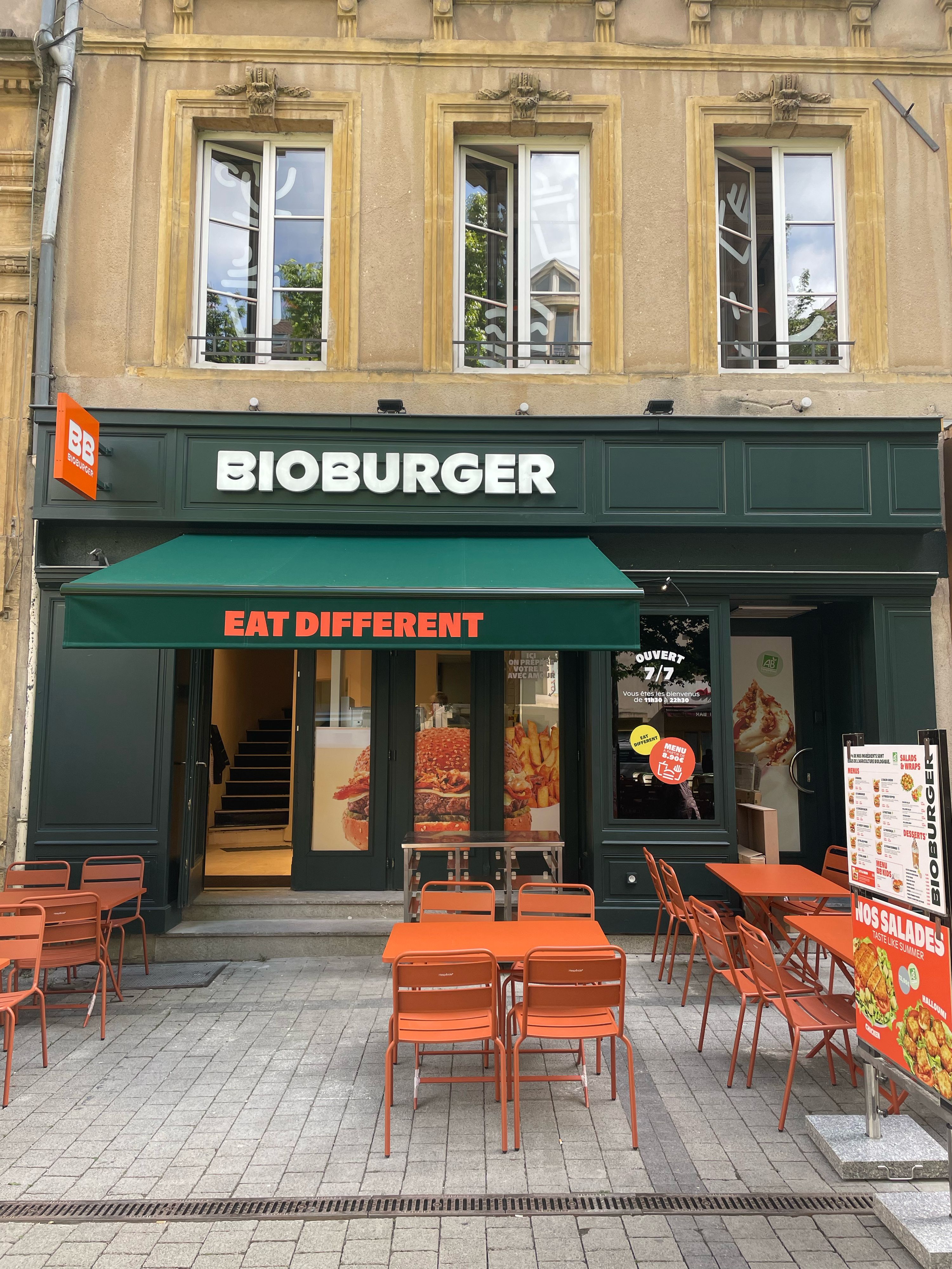 Restaurant Bioburger avec terrasse, proposant des burgers bio, végétariens et vegans.
