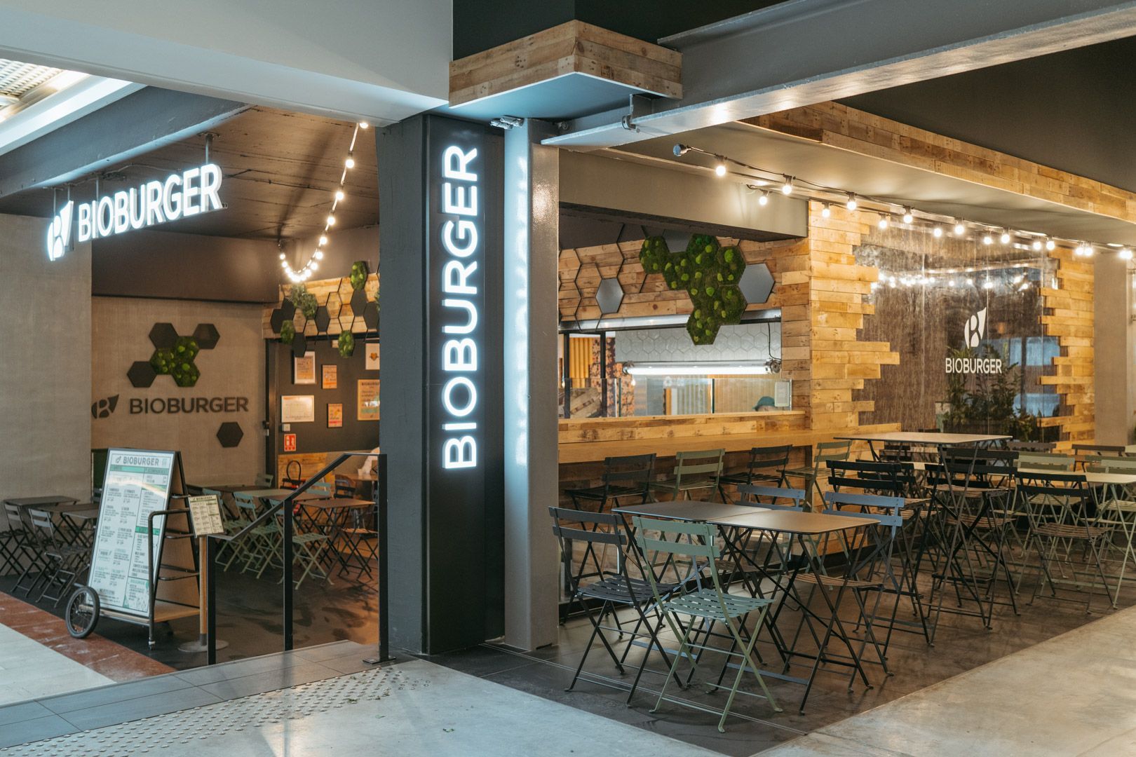 Restaurant Bioburger à Lyon Part-Dieu, avec une ambiance moderne et des chaises et tables en métal.