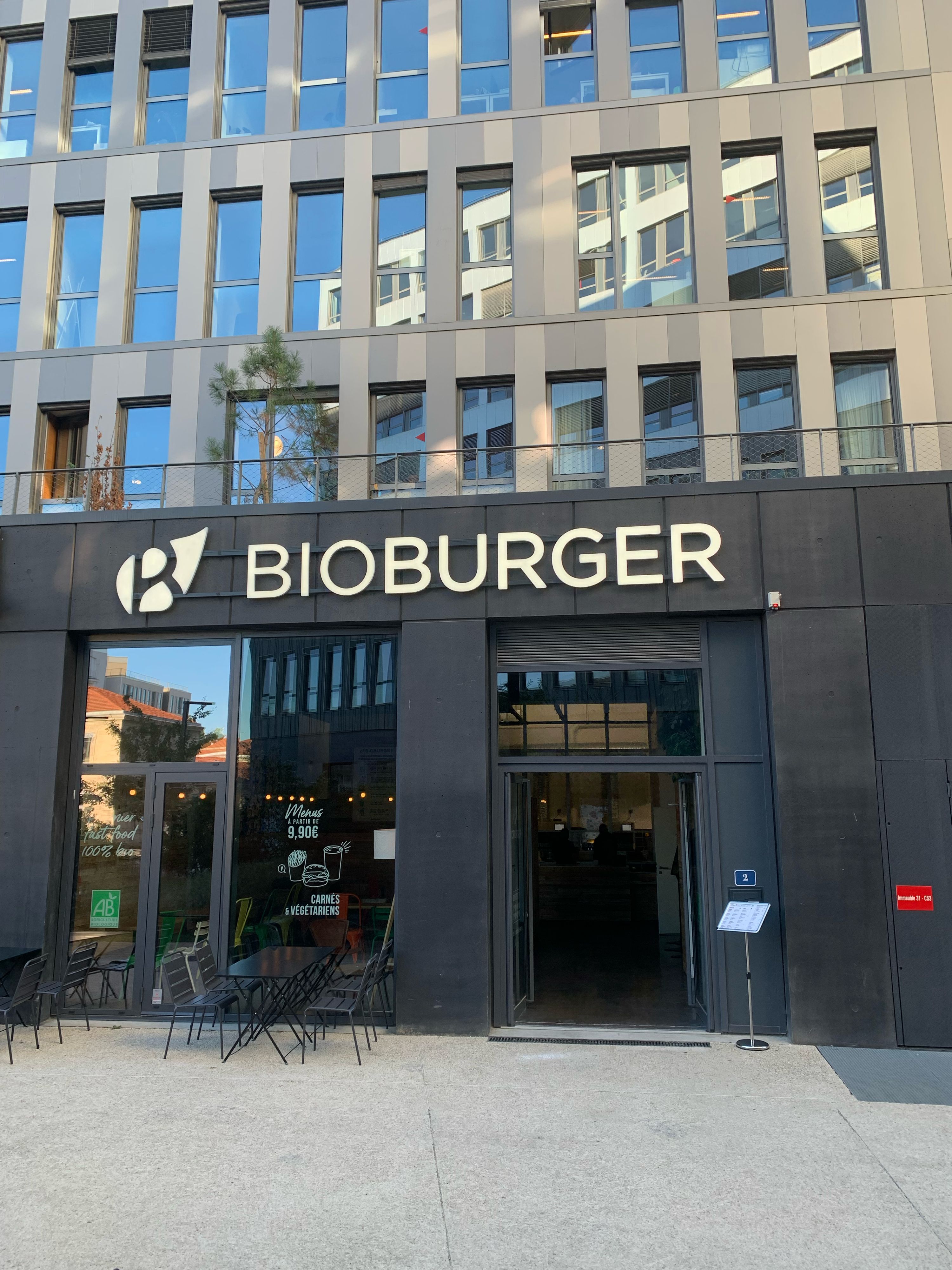 Façade du restaurant Bioburger à Bordeaux Belcier, mettant en avant l'enseigne avec des options bio et végétales.