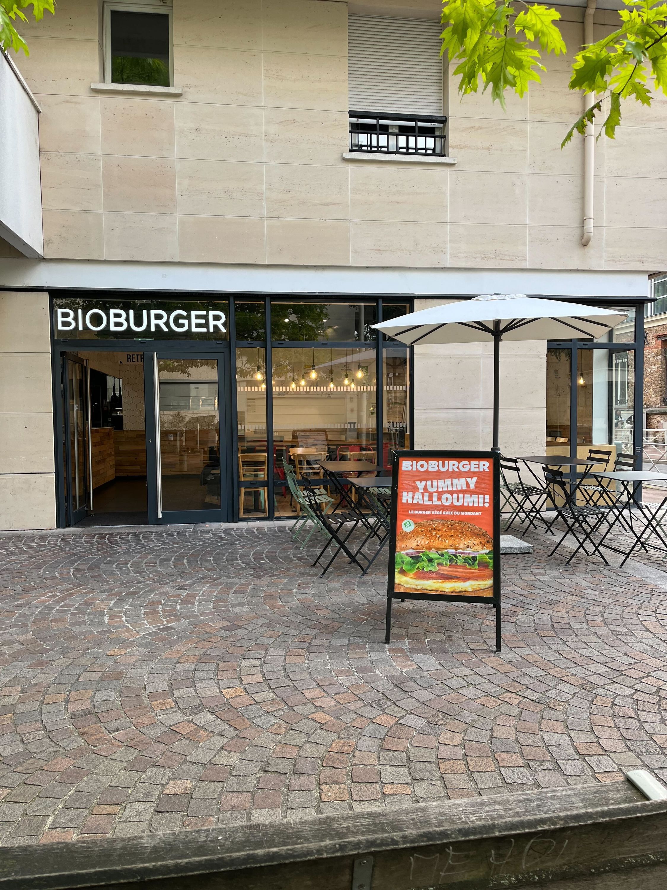 Restaurant Bioburger avec terrasse, proposant des burgers bio, vegan et végétariens.