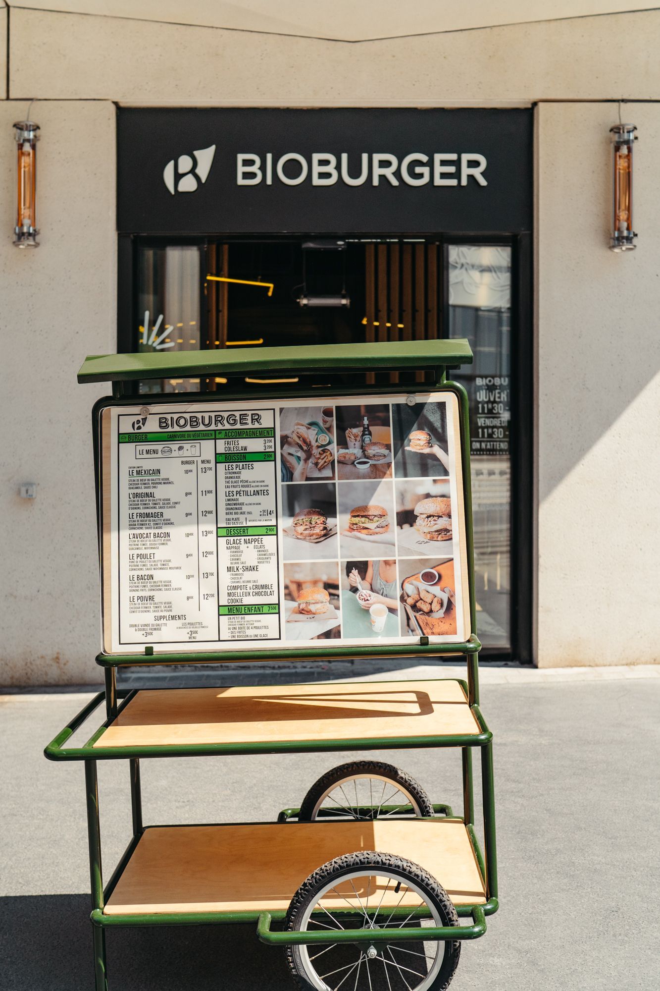 Menu affiché à l'extérieur de Bioburger Batignolles, proposant des options bio, vegan et végétarien.
