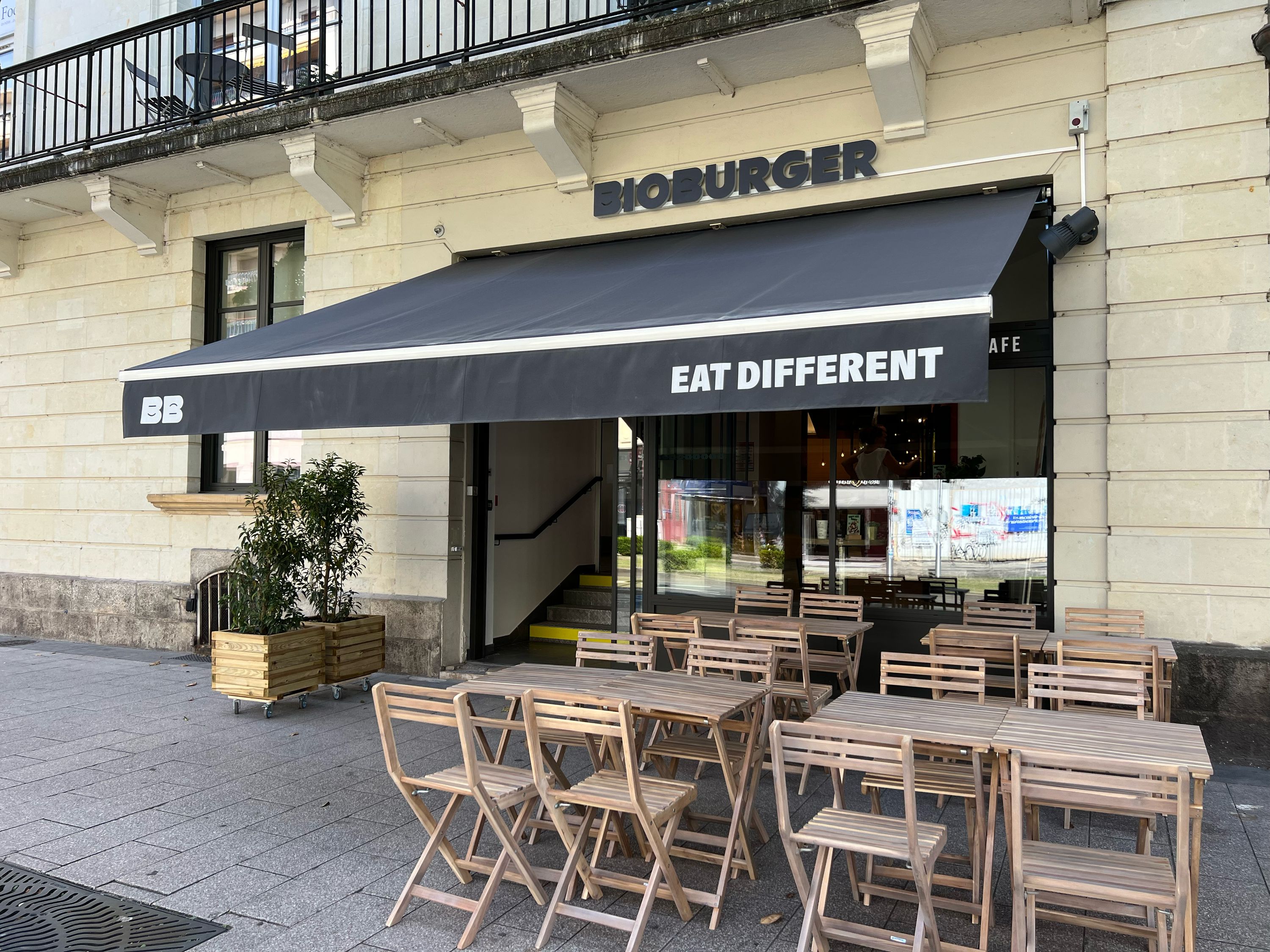 Terrasse en bois devant le restaurant Bioburger Angers Foch, offrant des burgers bio, vegan et végétariens.