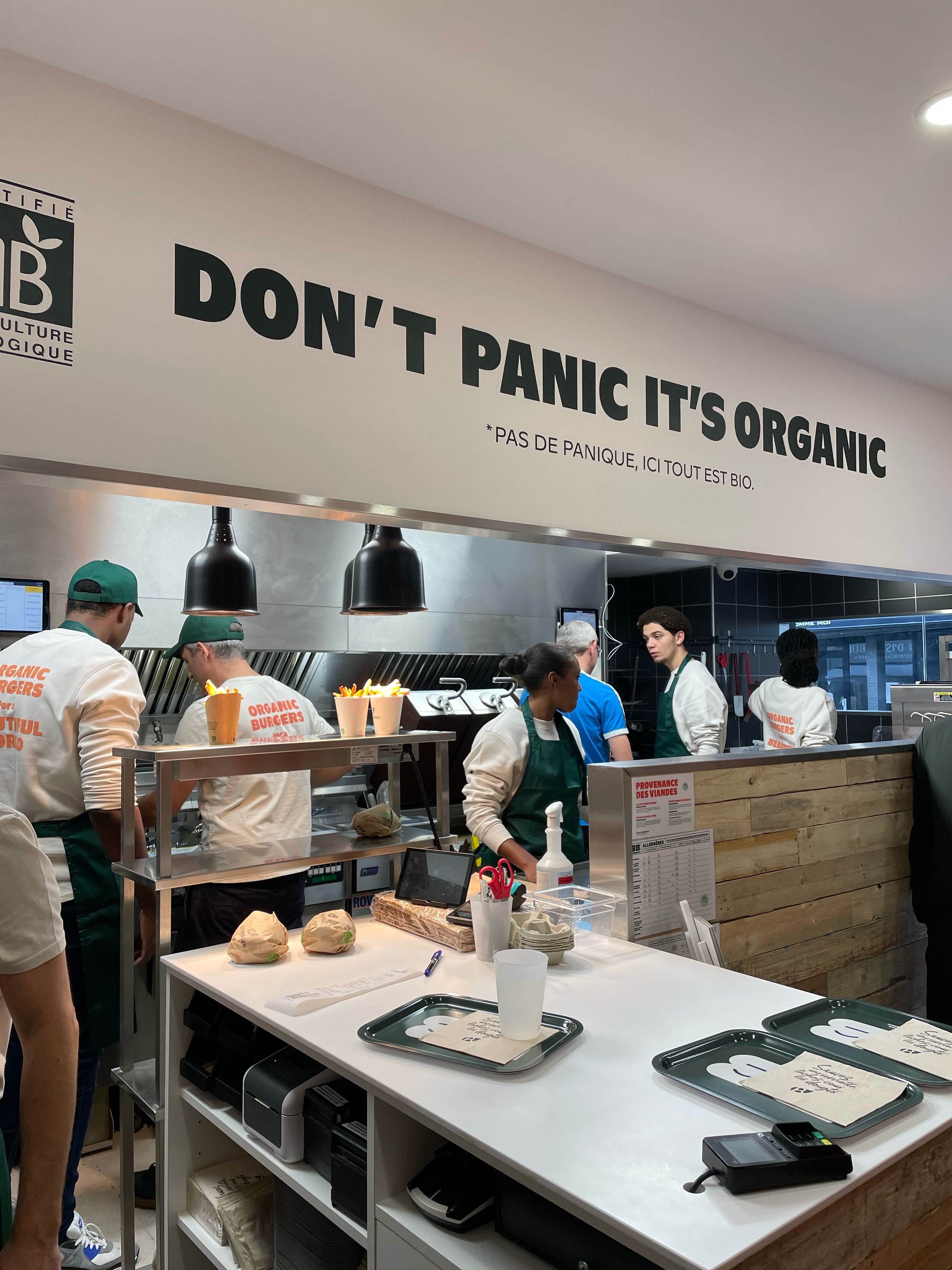 Cuisine ouverte de Bioburger avec des employés préparant des plats bio, végétariens et vegan.