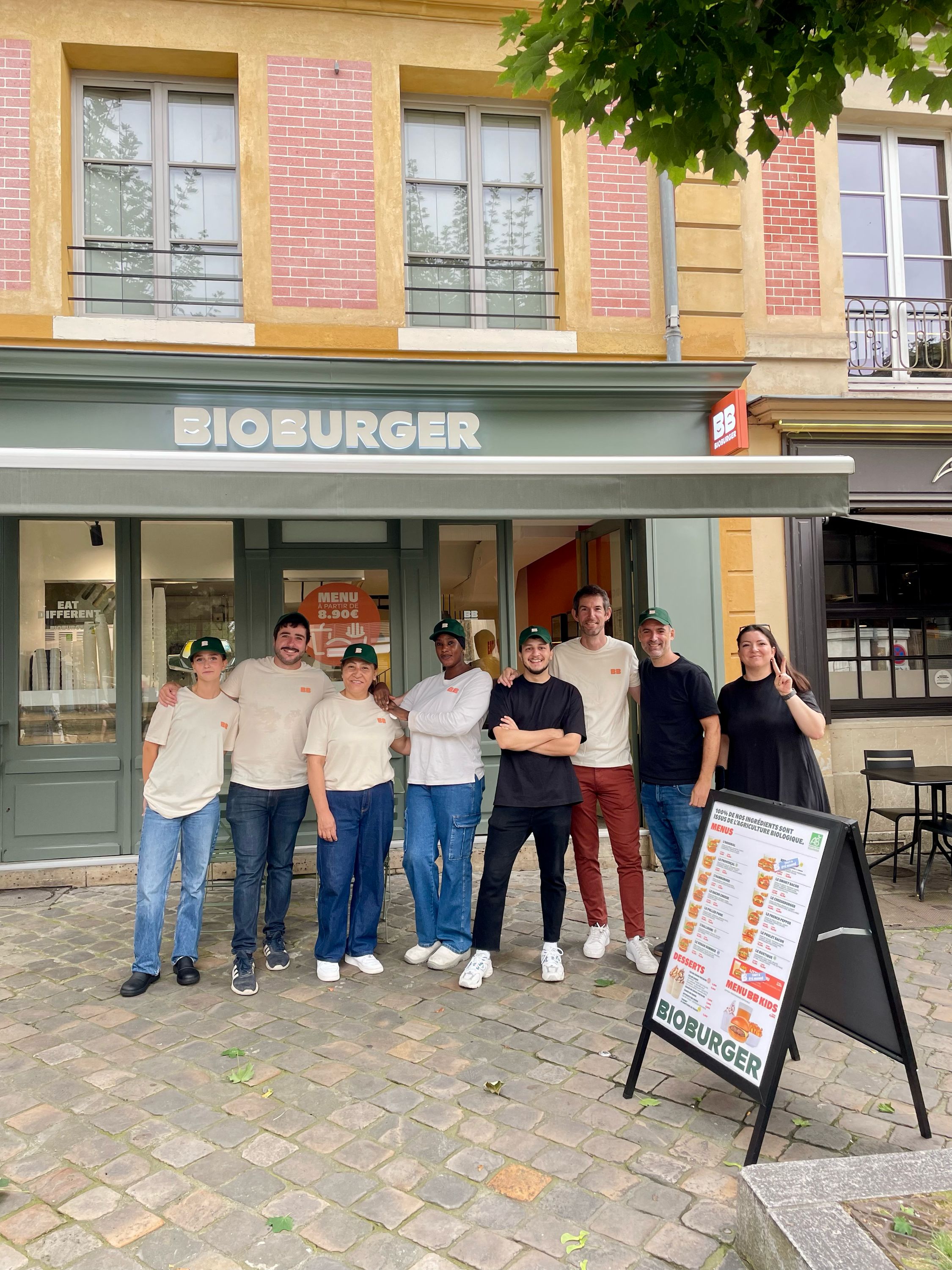 L'équipe de Bioburger Versailles devant le restaurant, spécialisé en burgers bio, végétariens et vegans.