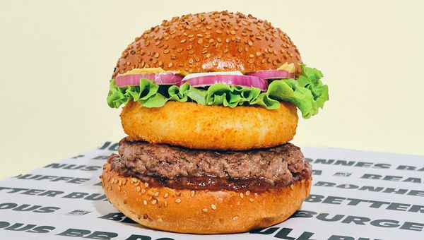 Savoureux burger avec pain au sésame, laitue, oignons rouges et galette de viande bio.