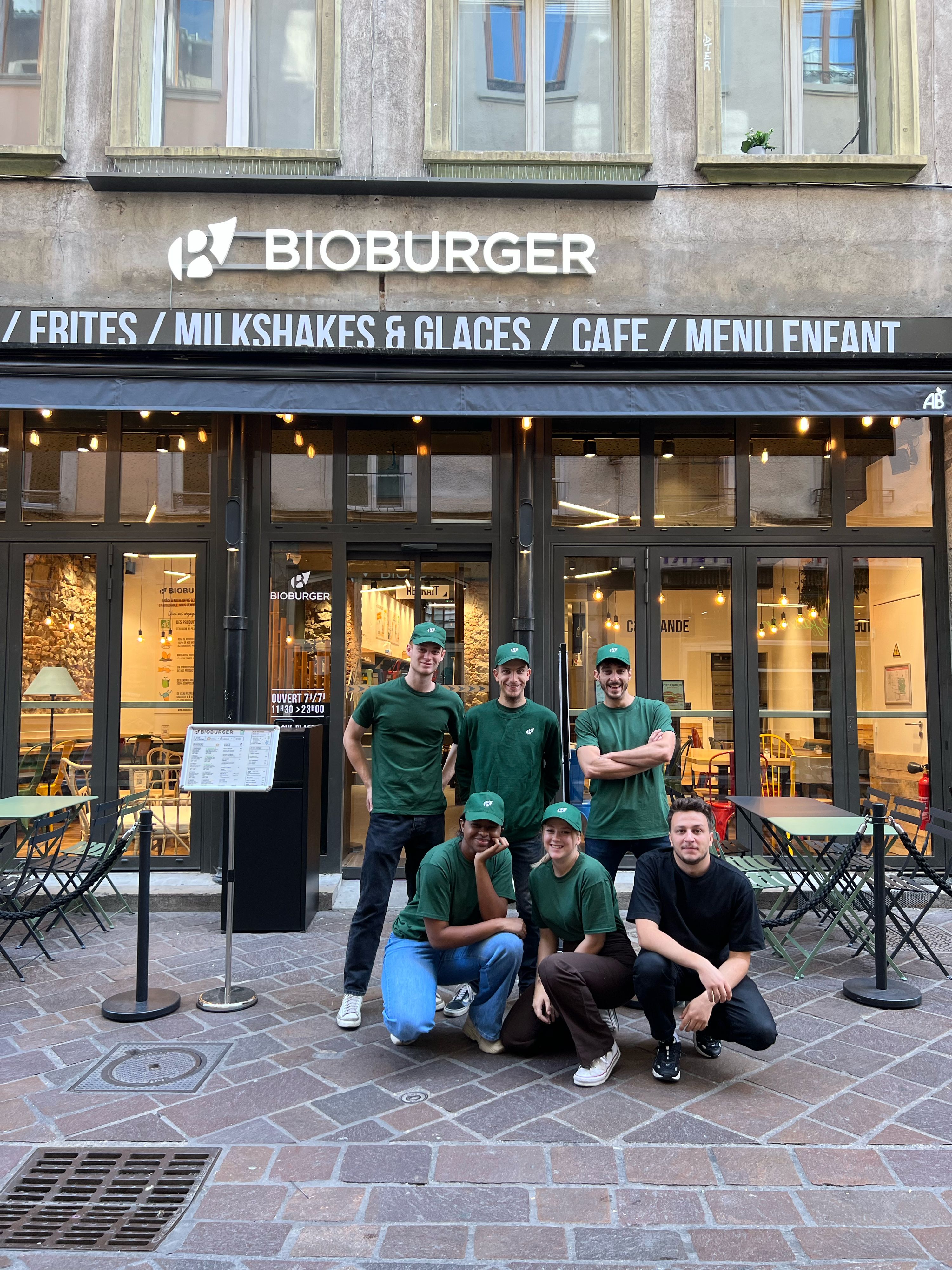 Équipe de Bioburger Grenoble Brocherie devant le restaurant, offrant des burgers bio, vegan et végétariens.