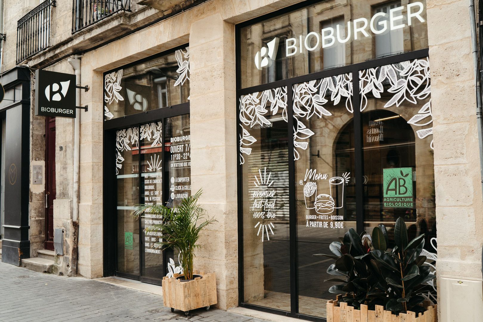 Façade du restaurant Bioburger Bordeaux Gambetta, mettant en avant une cuisine bio, végétarienne et vegan.