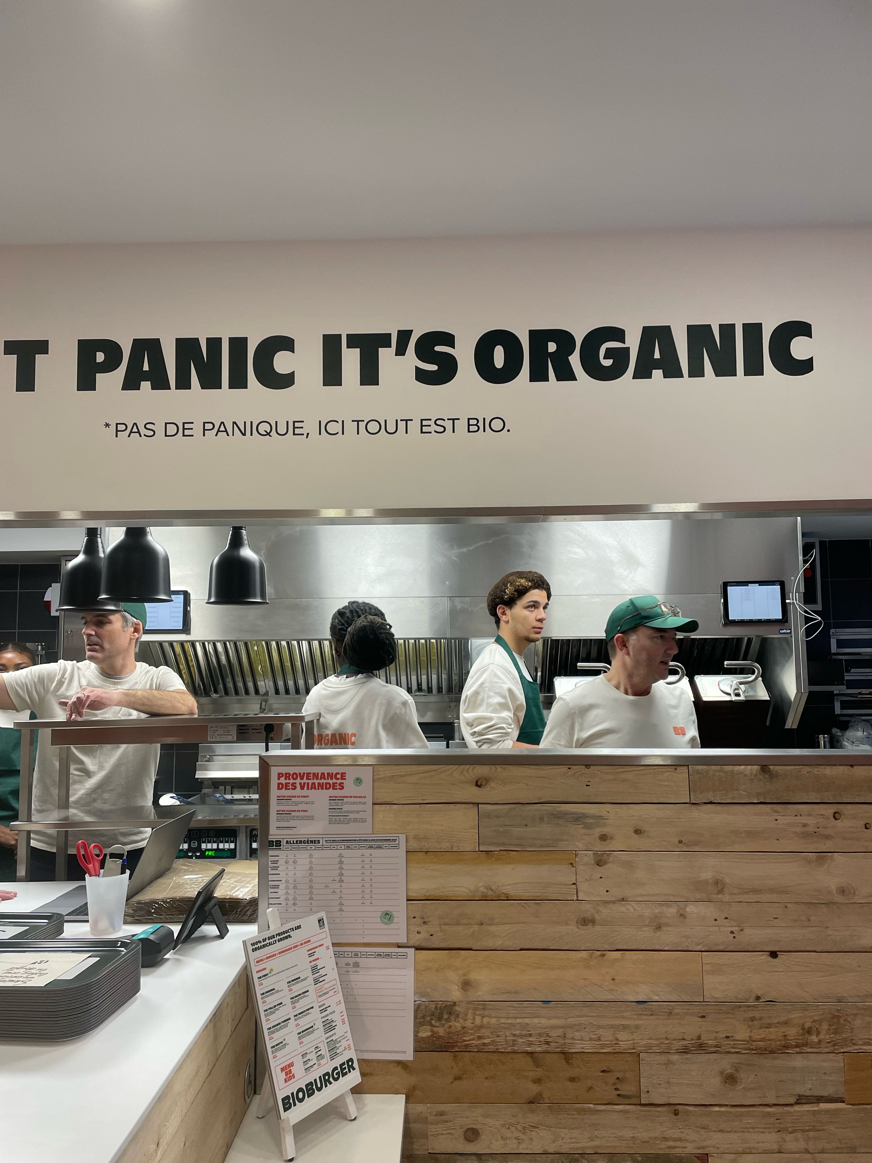 Cuisine Bio avec des burgers végétariens et vegans, ambiance conviviale au Bioburger Suresnes Zola.