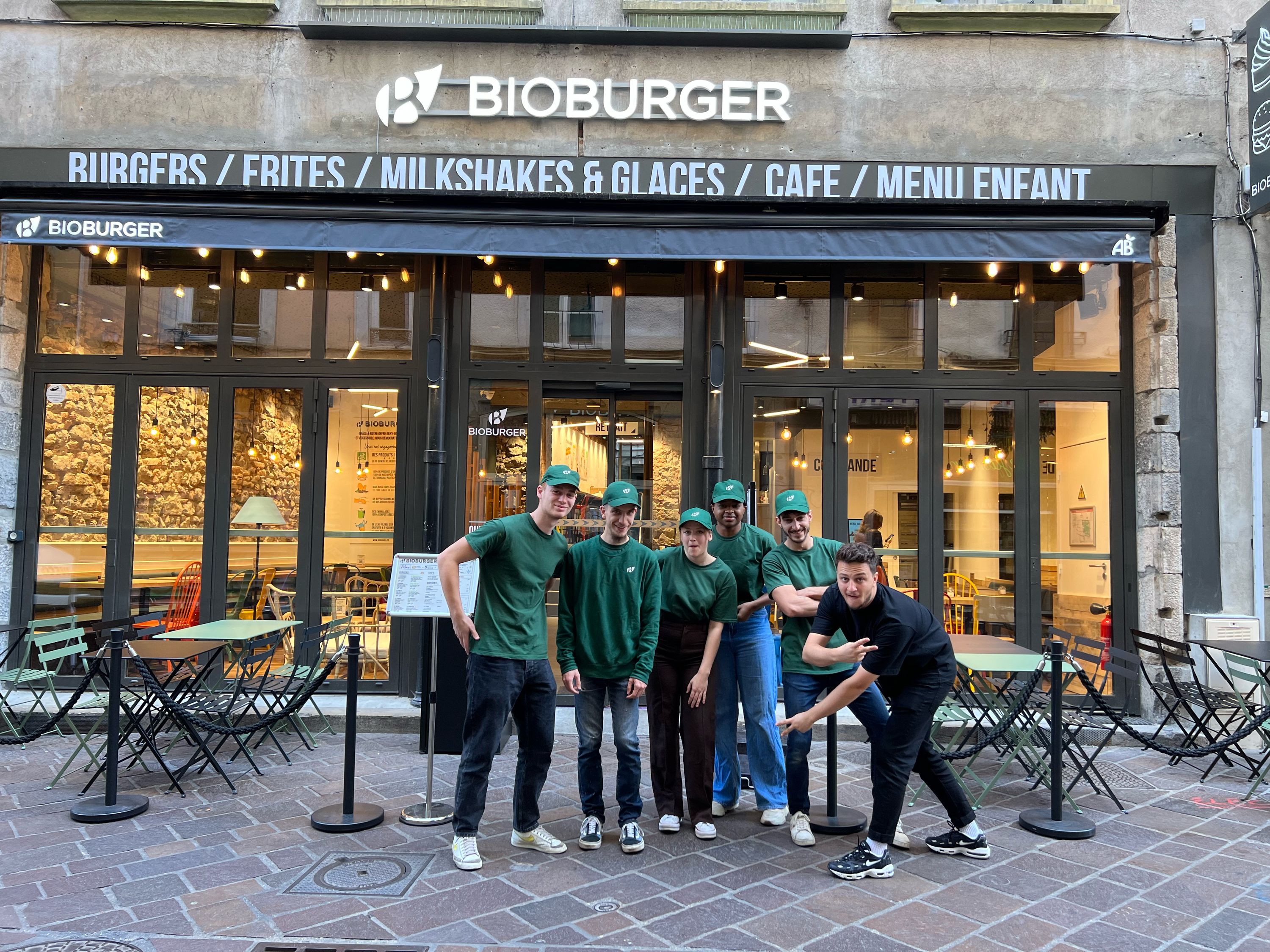 Équipe devant le restaurant Bioburger Grenoble Brocherie, spécialisée en burgers bio, vegan et végétariens.