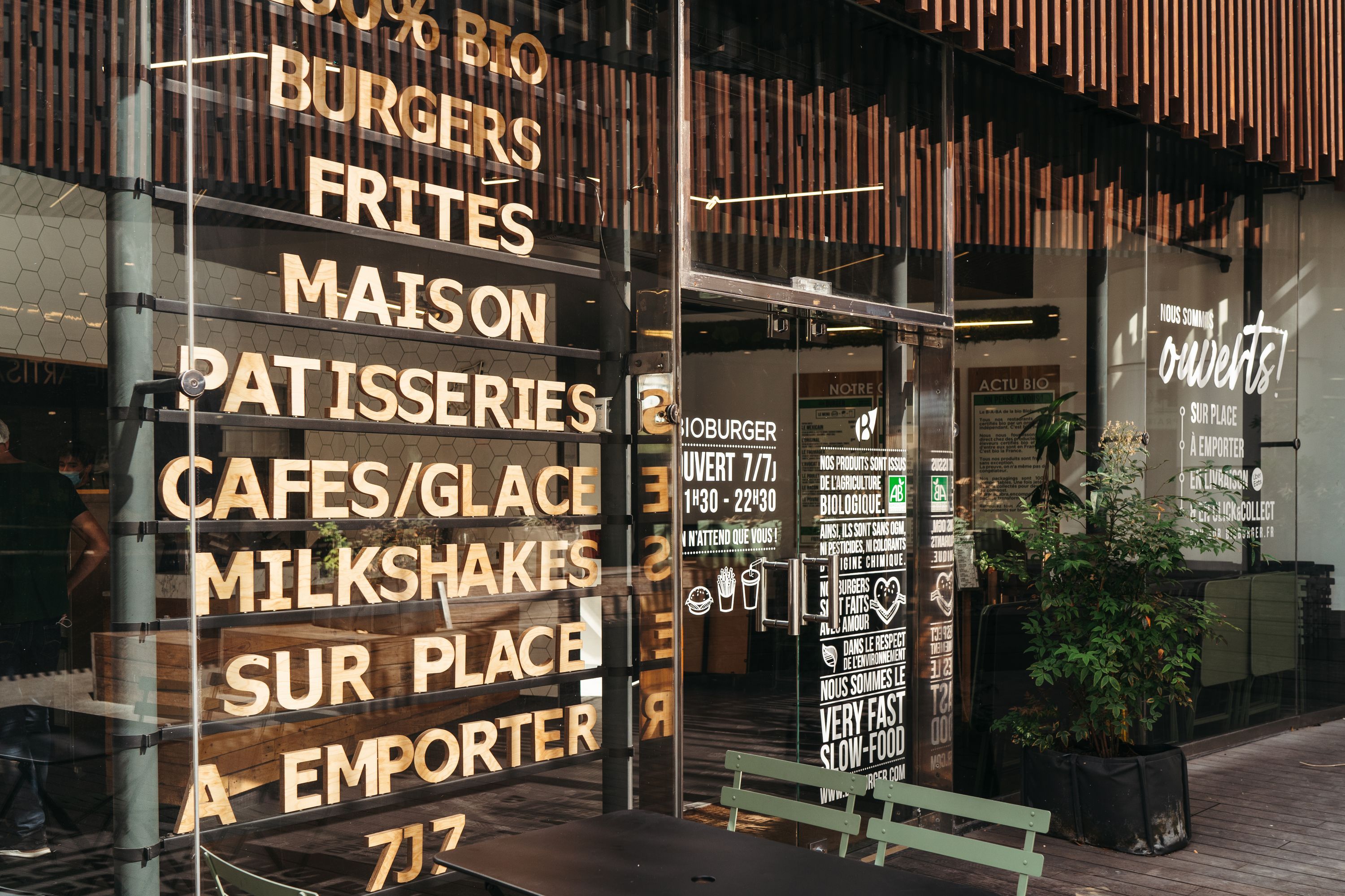 Restaurant Bioburger Oxygen, offrant des burgers bio, frites maison, pâtisseries et options végétariennes.