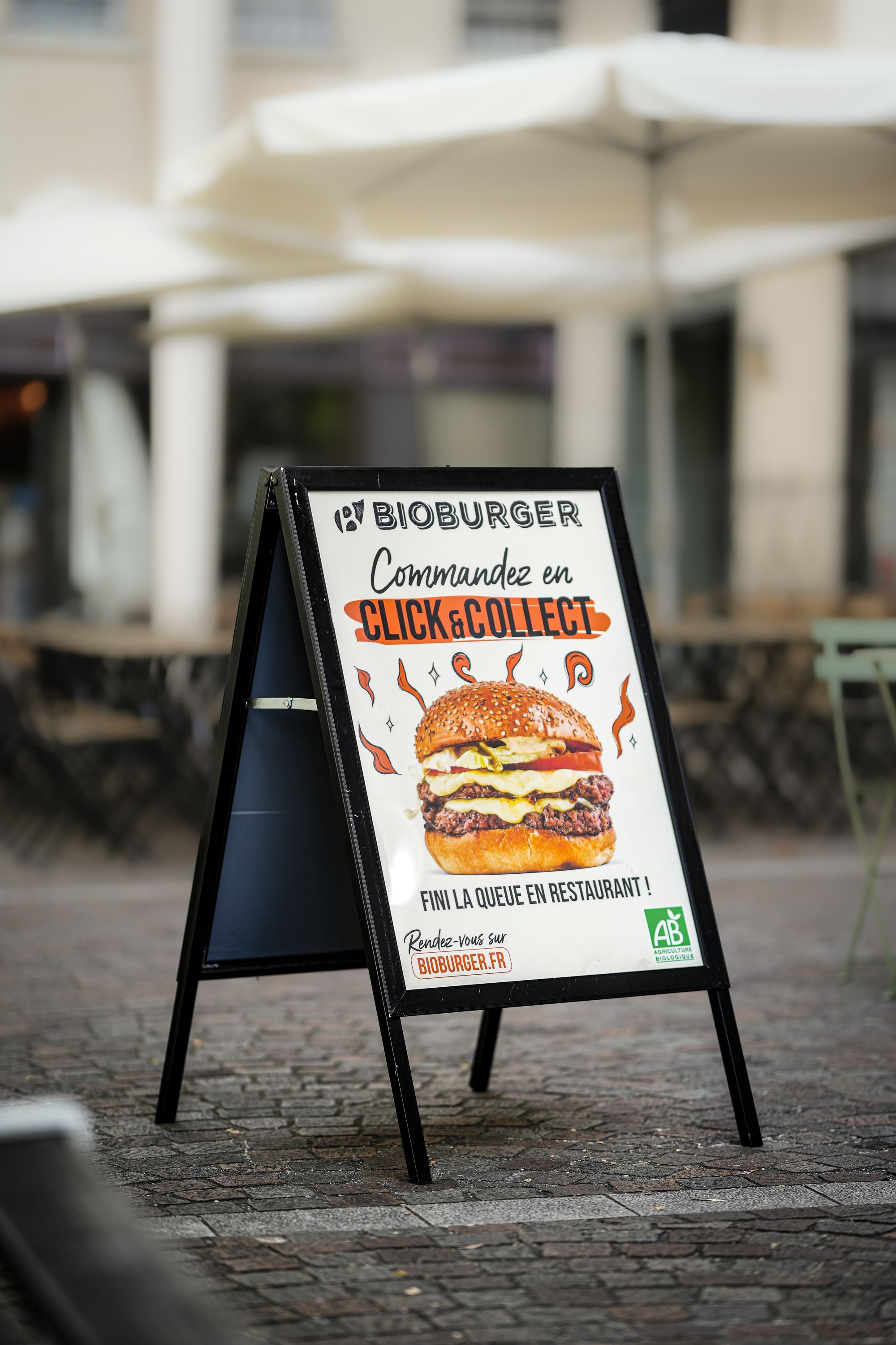 Panneau d'affichage du restaurant Bioburger Montpellier, proposant commande en Click & Collect pour des burgers bio.