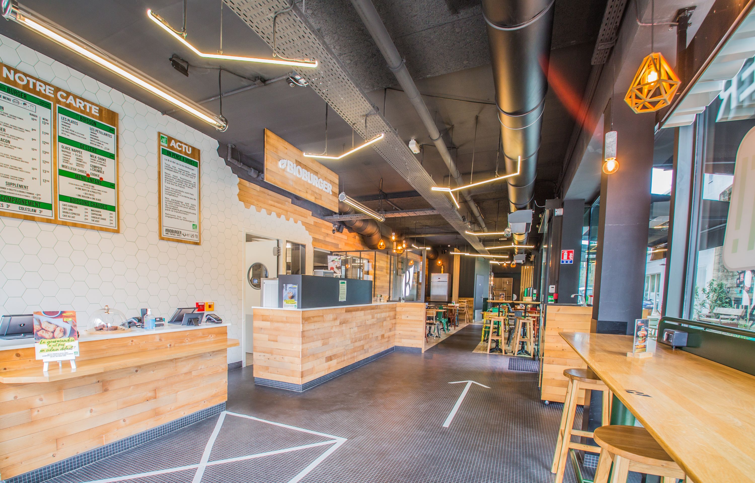 Espace intérieur du restaurant Bioburger, avec un comptoir en bois et une ambiance moderne.