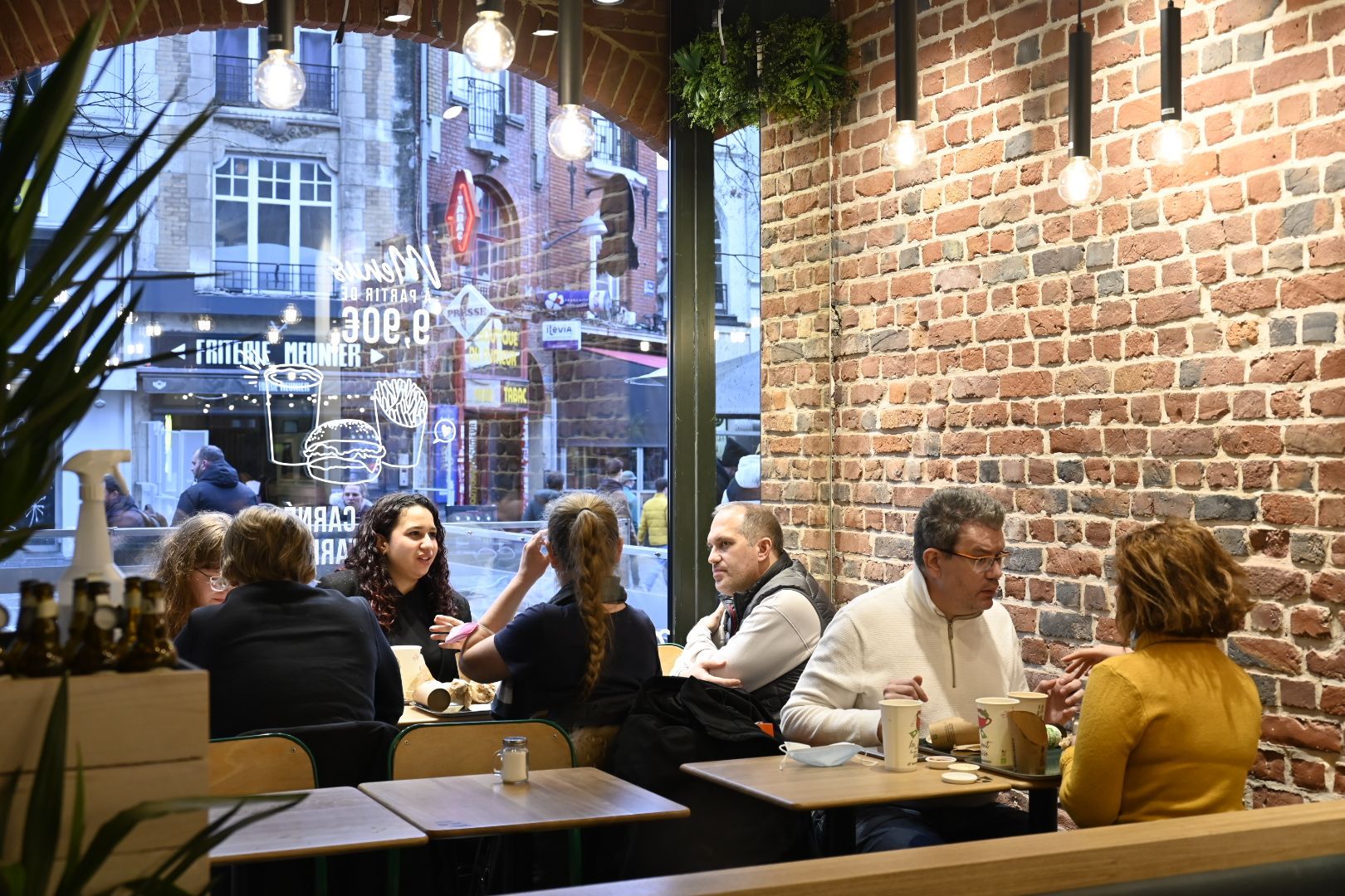 Un espace convivial avec des clients déguster des burgers bio, végétariens et vegan.