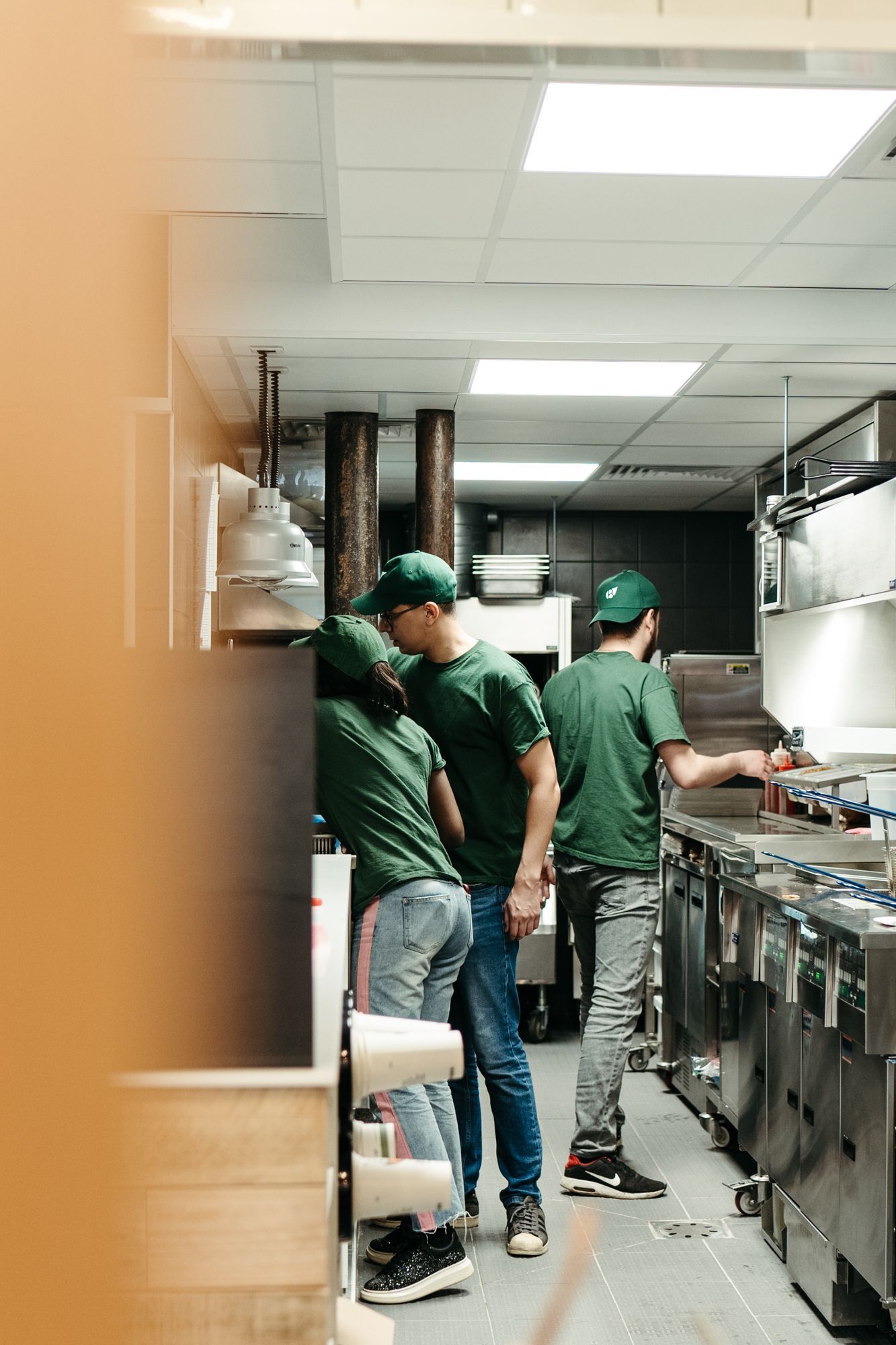 Variété de plats incluant un burger, des frites, et un dessert, servis dans un restaurant bio.