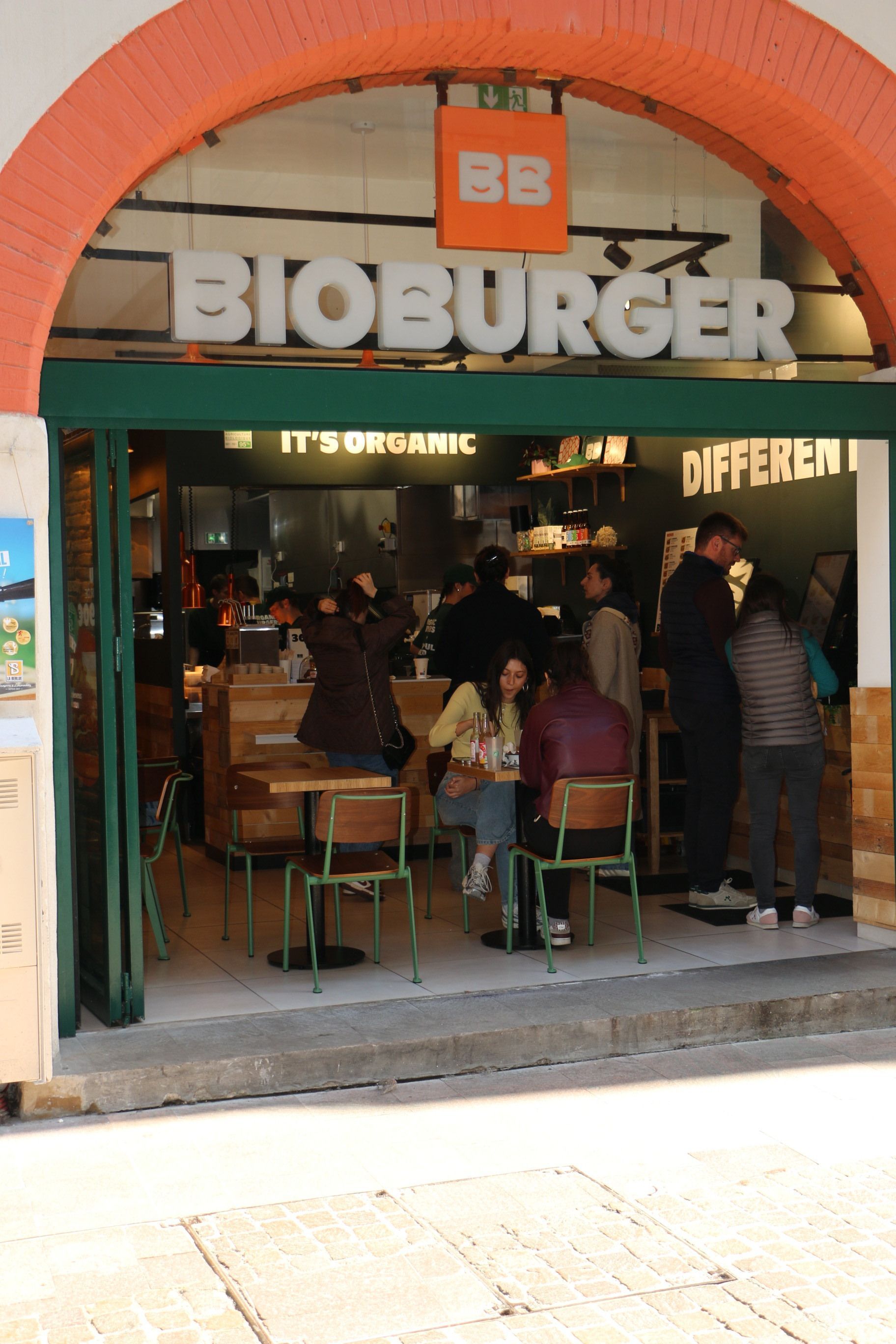 Bioburger Toulouse Carmes est un restaurant burger bio avec un espace intérieur accueillant et convivial pour tous les âges.
