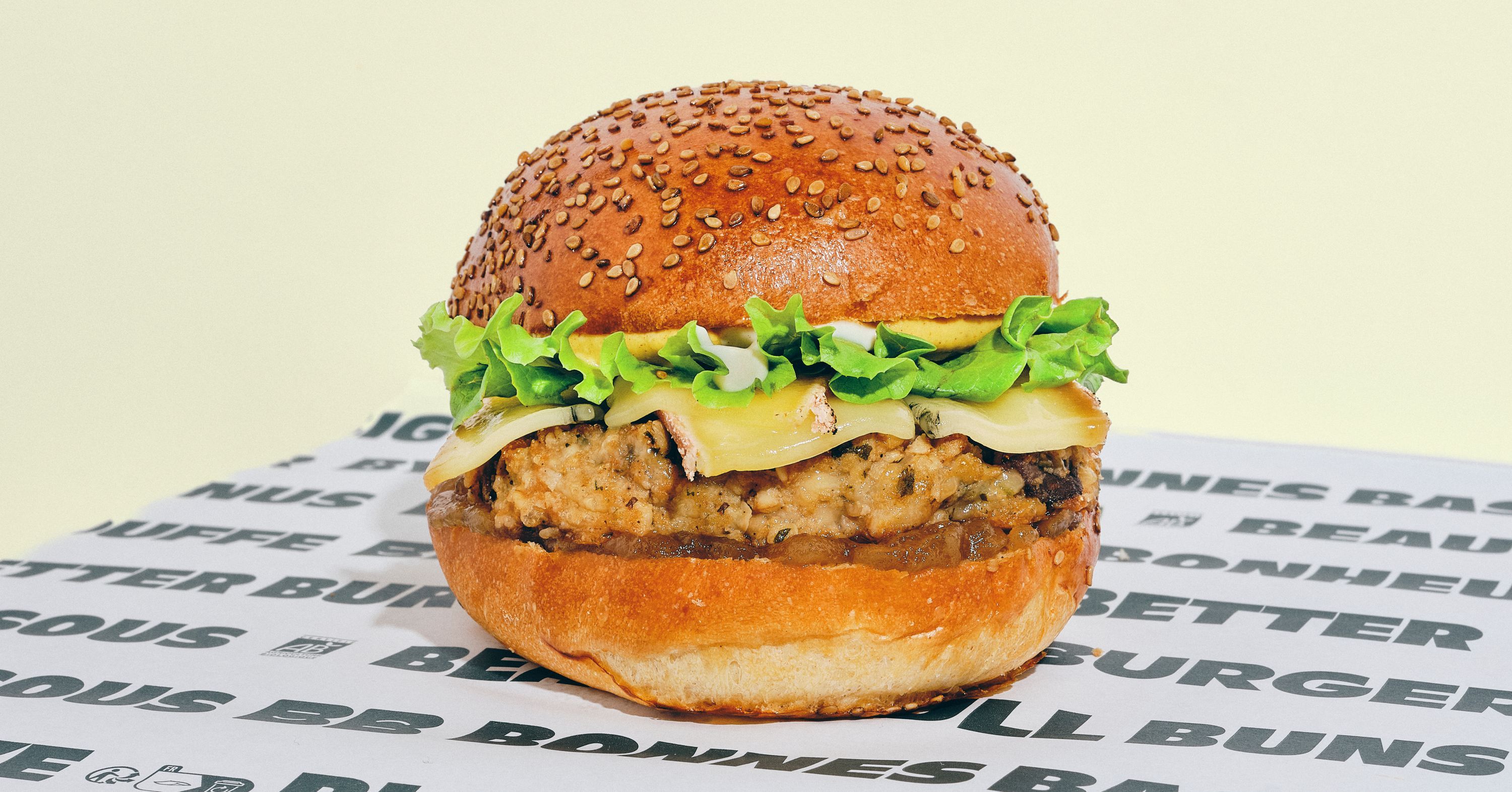 Savourez un burger gourmet bio, garni de laitue et d'ingrédients frais, au Bioburger Clermont Jaude.