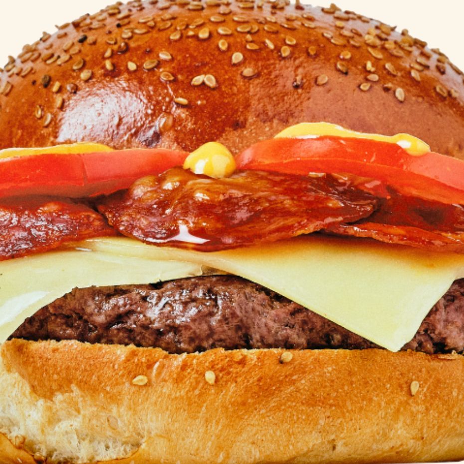 Burger avec pain aux graines, steak, fromage, tomates et bacon croustillant chez Bioburger Toulouse Carmes.