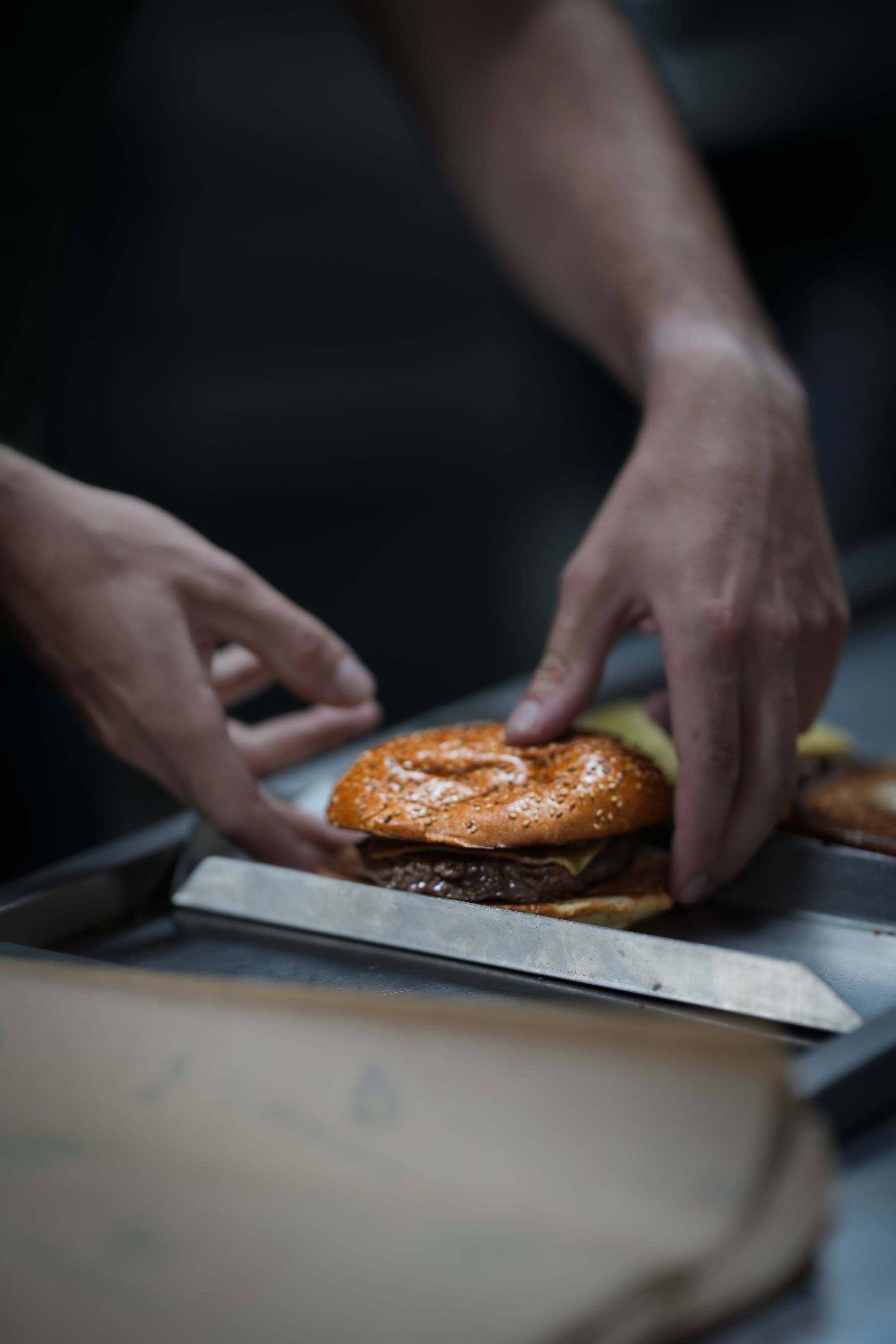 Un burger bio avec un pain aux graines de sésame, prêt à être servi.