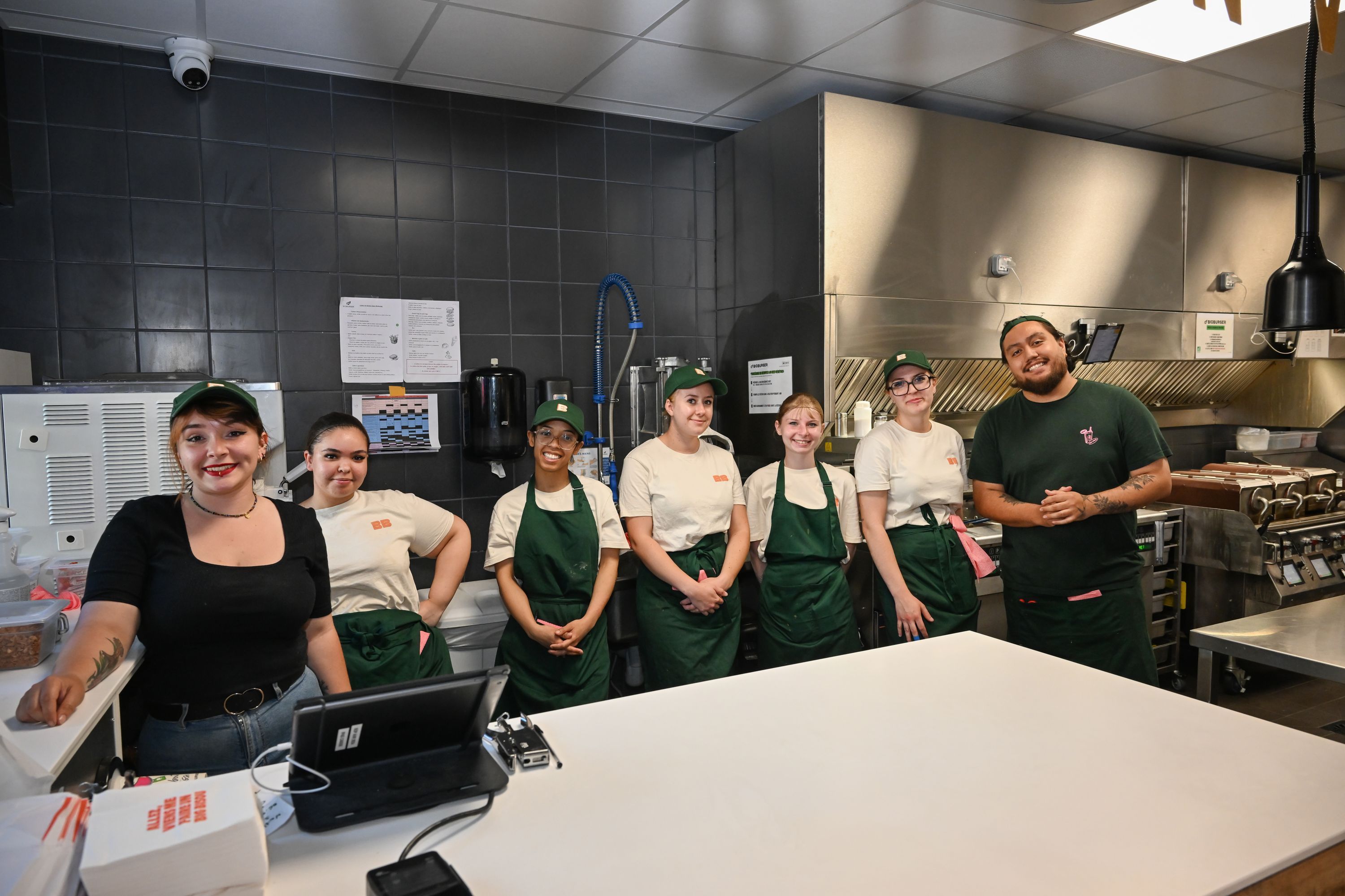 L'équipe de Bioburger Salon Morgan, prête à servir des burgers bio, végétariens et vegan.