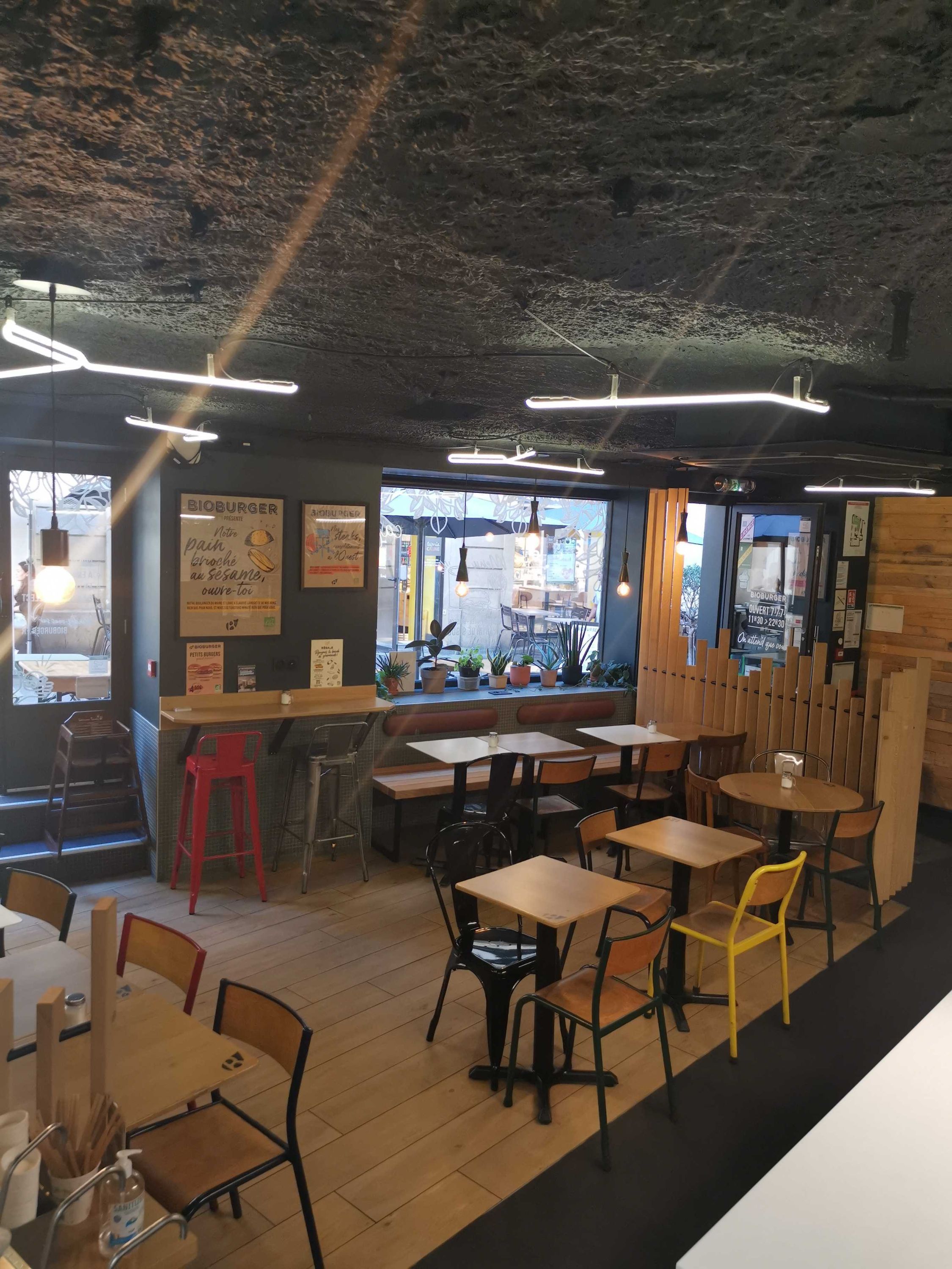 Restaurant Bioburger Montpellier avec des tables, un décor chaleureux et une ambiance accueillante.