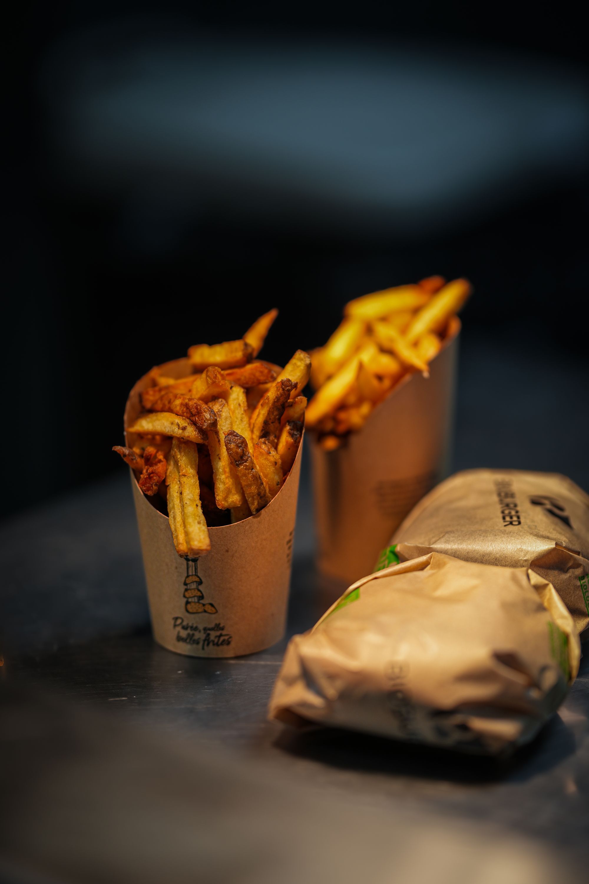 Frites dans des pots en papier, accompagnées de burgers bio, végétariens et vegans.