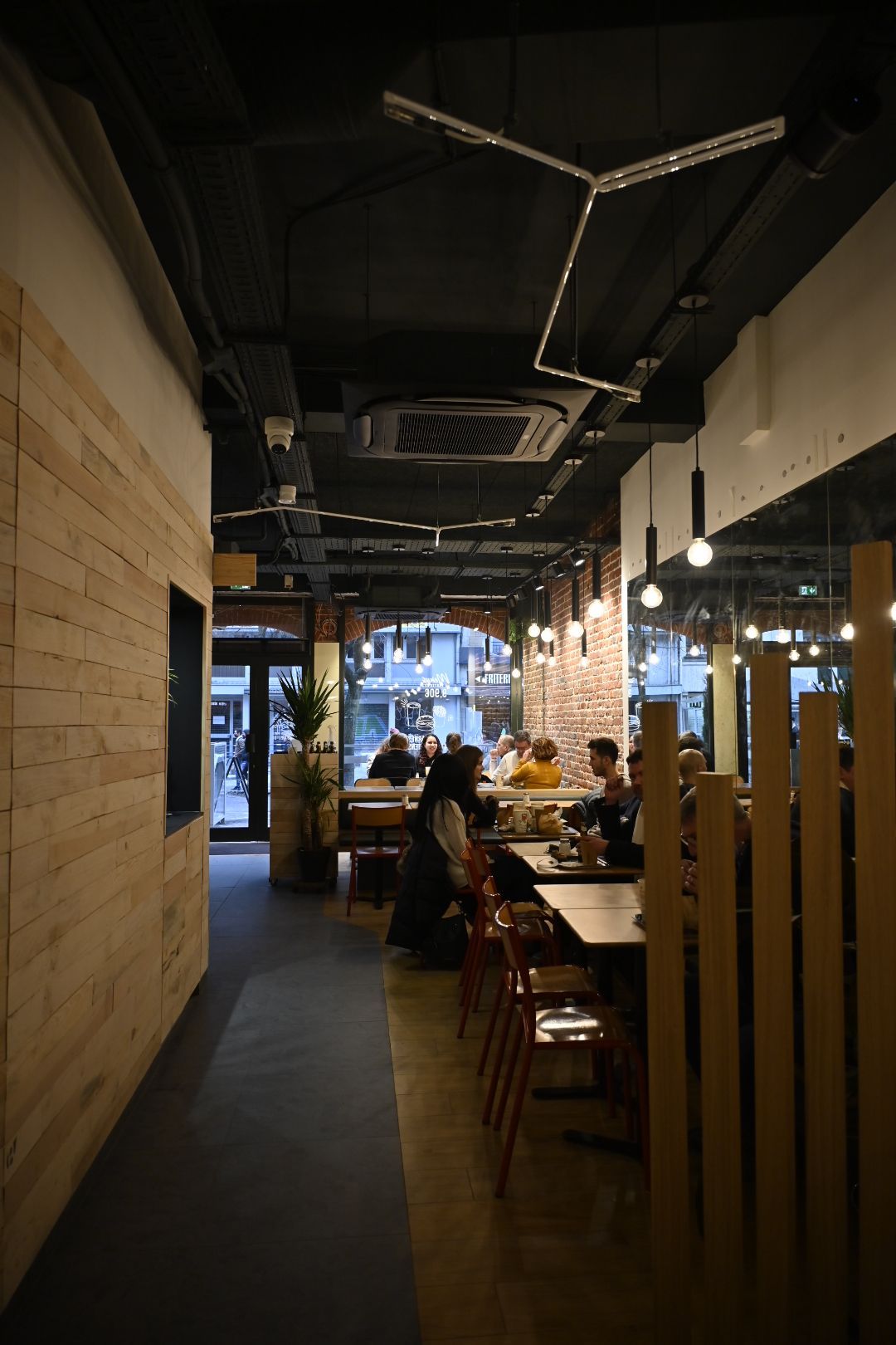 Ambiance moderne du restaurant avec des tables et chaises, mettant en avant un style bio et végétarien.